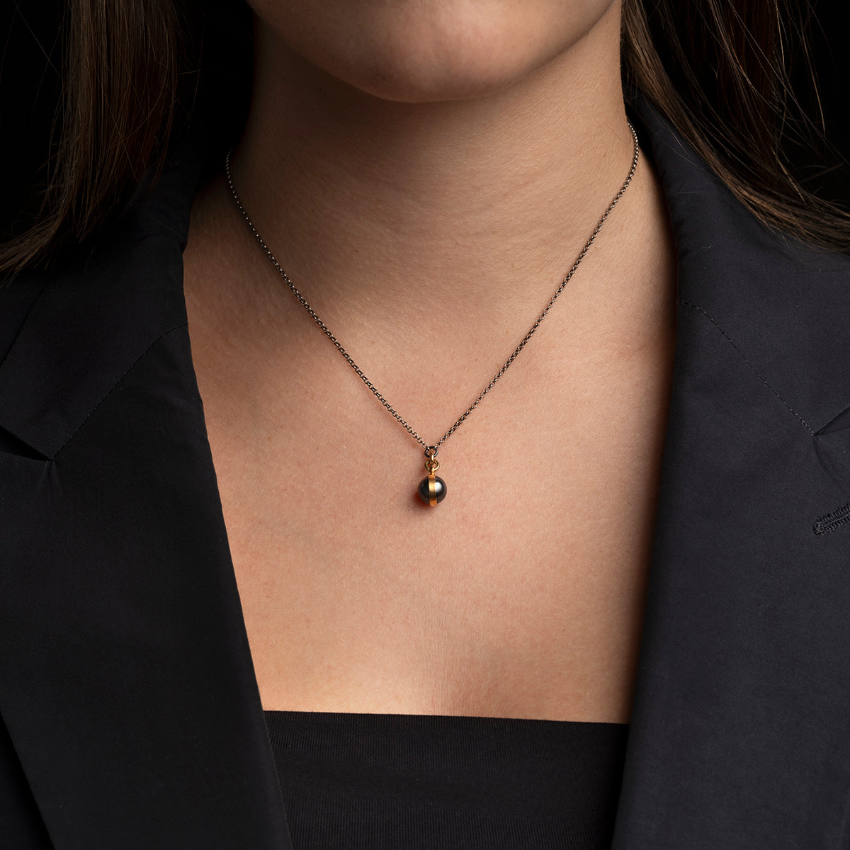 Colgante con perla marengo y oro 18 kt