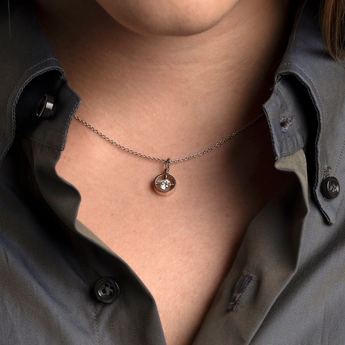 Colgante oro con diamante flotante