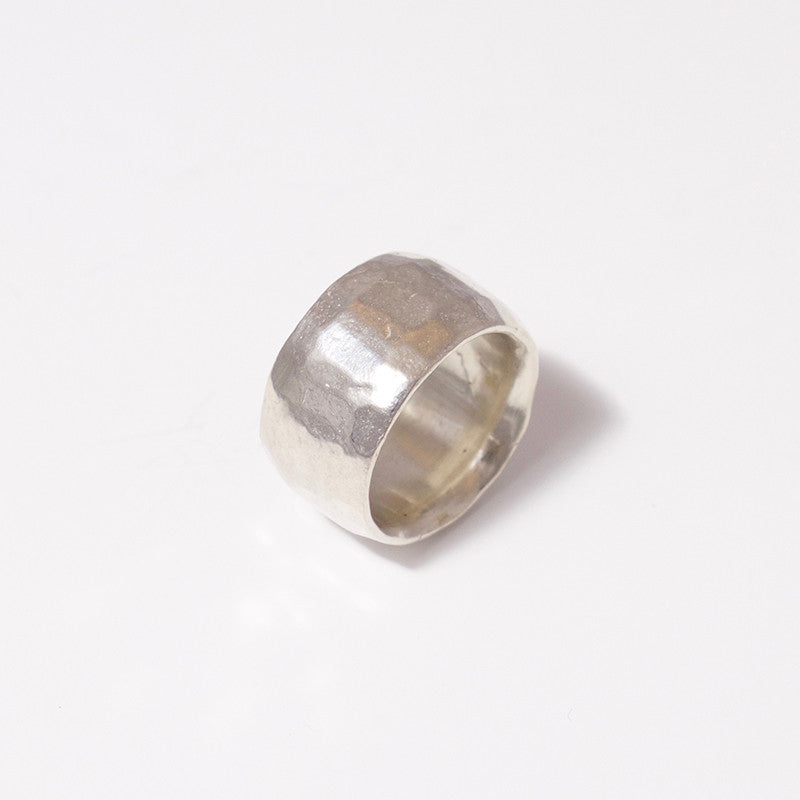 Anillo de plata de ley con textura