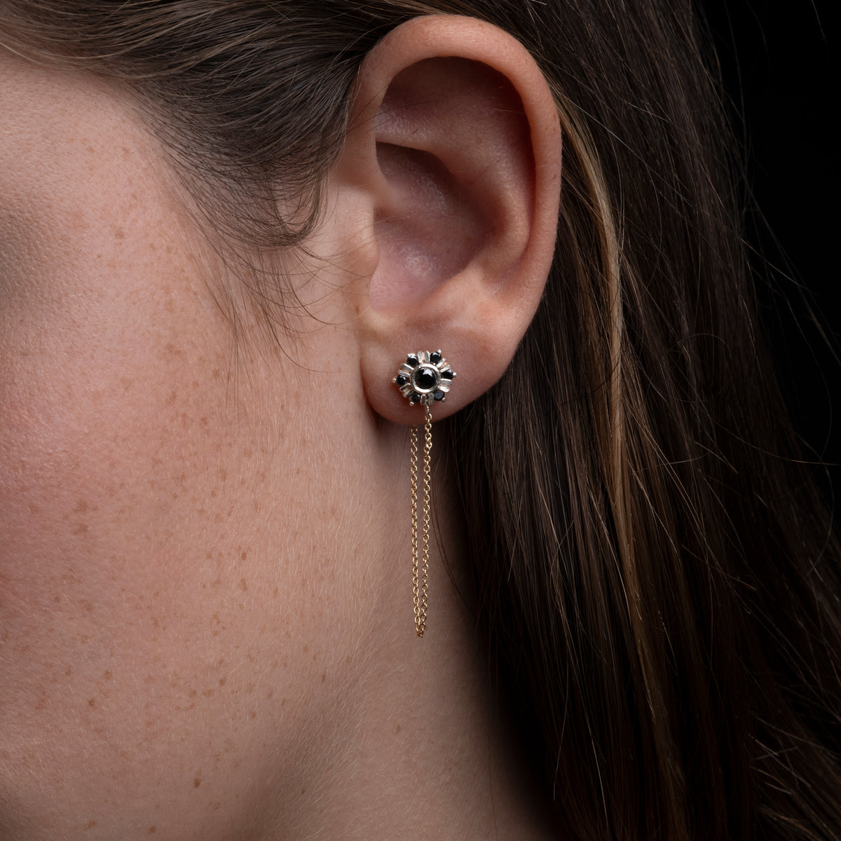 Pendientes largos con diamantes negros y cadena