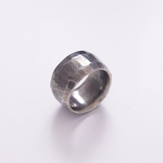 Anillo de plata de ley con textura oscuro